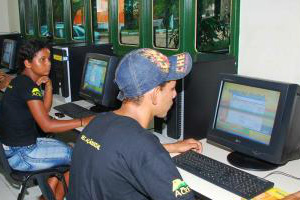 Jovens conectados à internet no Brasil são o dobro da média mundial