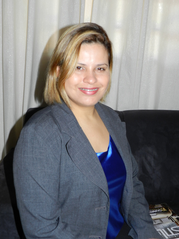 Decoração de Interiores: Sua casa em harmonia com você Vanessa Jaques é formada em Decoração e Desenho de Interiores pela escola de artes decorativas Criart de Porto Alegre