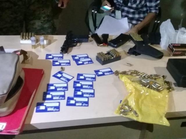 Polícia apreende armas, munições e 29 caminhões em "desmanche" na fronteira Arsenal que foi encontrado no armazém. (Foto: Direto das Ruas)