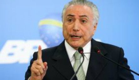 Temer volta a afirmar que não será candidato em 2018 O presidente interino Michel Temer disse que não se deve pensar em paralisar a Lava Jato