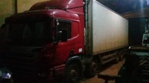 Polícia apreende armas, munições e 29 caminhões em "desmanche" na fronteira Carreta que havia sido roubada no Mato Grosso e estava no armazém. (Foto: Direto das Ruas)