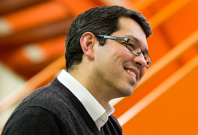 O economista Flávio Comim, segundo o qual os pais têm terceirizado para as escolas o papel de educação dos filhos