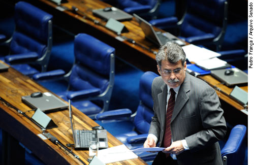 Jucá: Código Florestal fica para próxima terça-feira