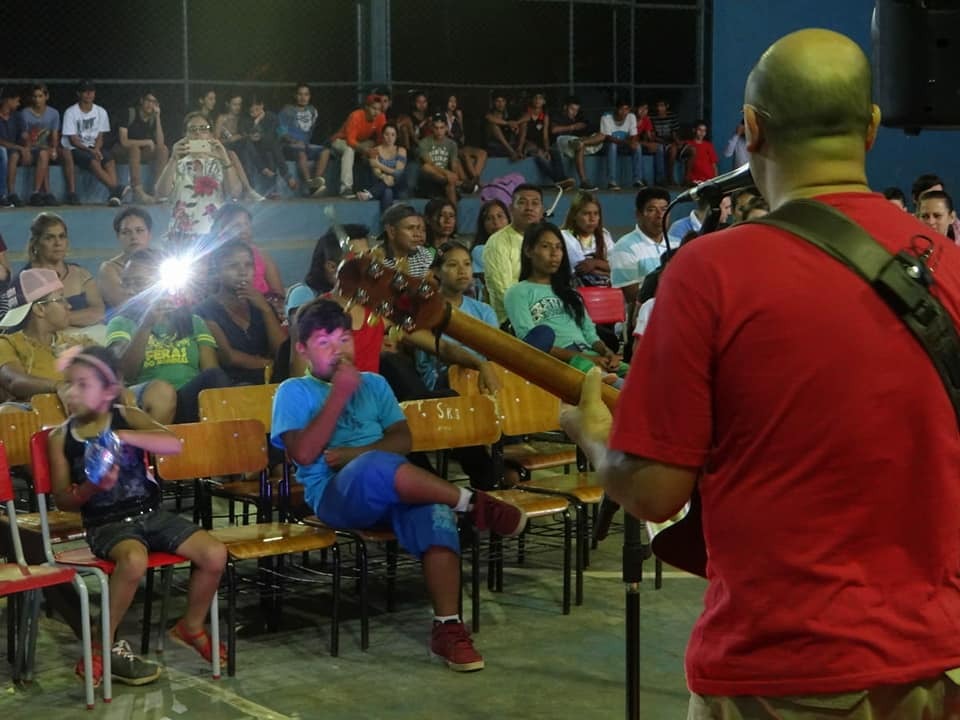 Amambai: Som da Cidade levou música à escola Antônio Pinto na última sexta (23) Cláudio Lopes foi uma das atrações da noite / Foto: Divulgação