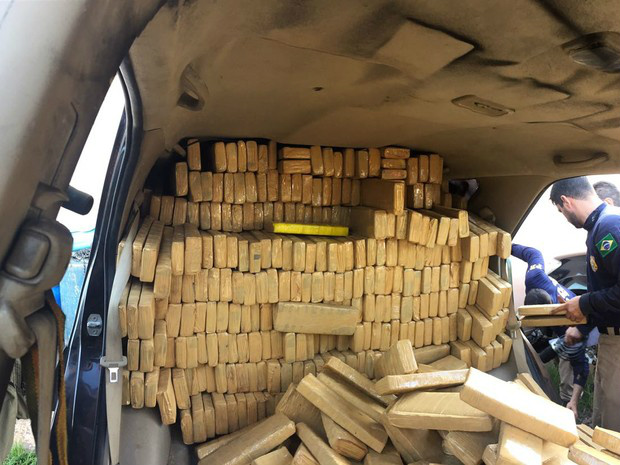 Caminhonete foi preparada para o tráfico e estava lotada de maconha (Foto: Gabriela Pavão/ G1 MS)