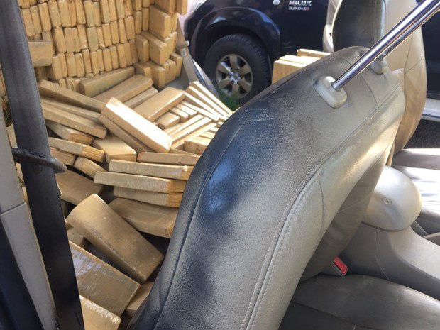 Caminhonete lotada de maconha foi apreendida pela PRF (Foto: Gabriela Pavão/ G1 MS)