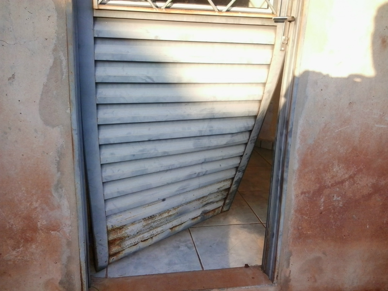 Igreja é assaltada em Amambai na madrugada desta quarta-feira (9) Porta arrombada pelos meliantes na madrugada desta quarta-feira (9), em Amambai / Foto: Marcos Roberto