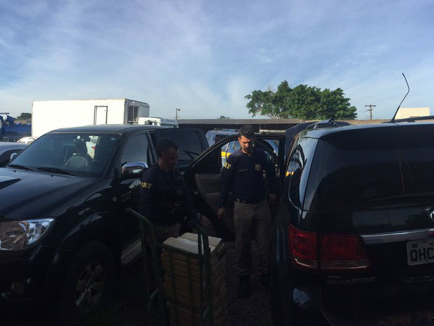 Tabletes de maconha eram transportados em duas caminhonetes roubadas (Foto: Gabriela Pavão/ G1 MS