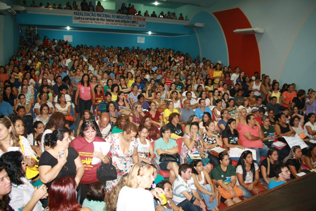 Professores param 80% das escolas de Campo Grande e lotam debate com deputados