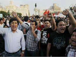 Manifestação no Peru deixa pelo menos 16 policiais feridos e 26 civis detidos