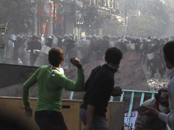 Médicos dizem que manifestantes da Praça Tahrir foram asfixiados por gás tóxico
