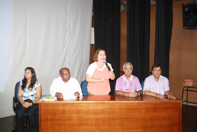 Professores param 80% das escolas de Campo Grande e lotam debate com deputados