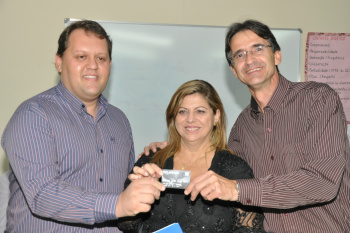 Prefeitura e ACIA entregaram cartões de crédito aos servidores  municipais.