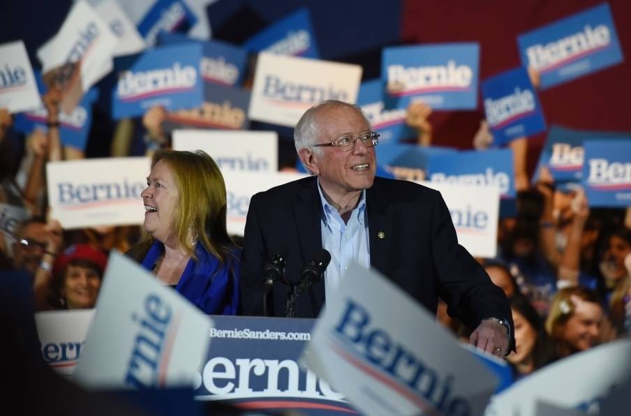 Bernie Sanders toma a dianteira da disputa nos EUA Sanders comemora vitória em Nevada, nas primárias democratas para eleições nos EUA / Foto: Callaghan O'hare / Reuter