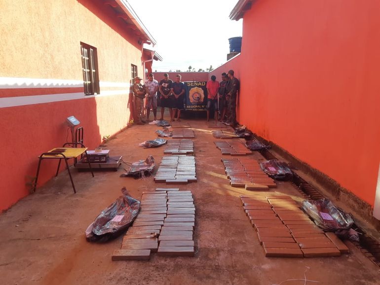 Polícia estoura QG do PCC e encontra drogas, granadas e munições Brasileiros devem ser expulsos do Paraguai (Site: ABC Color)