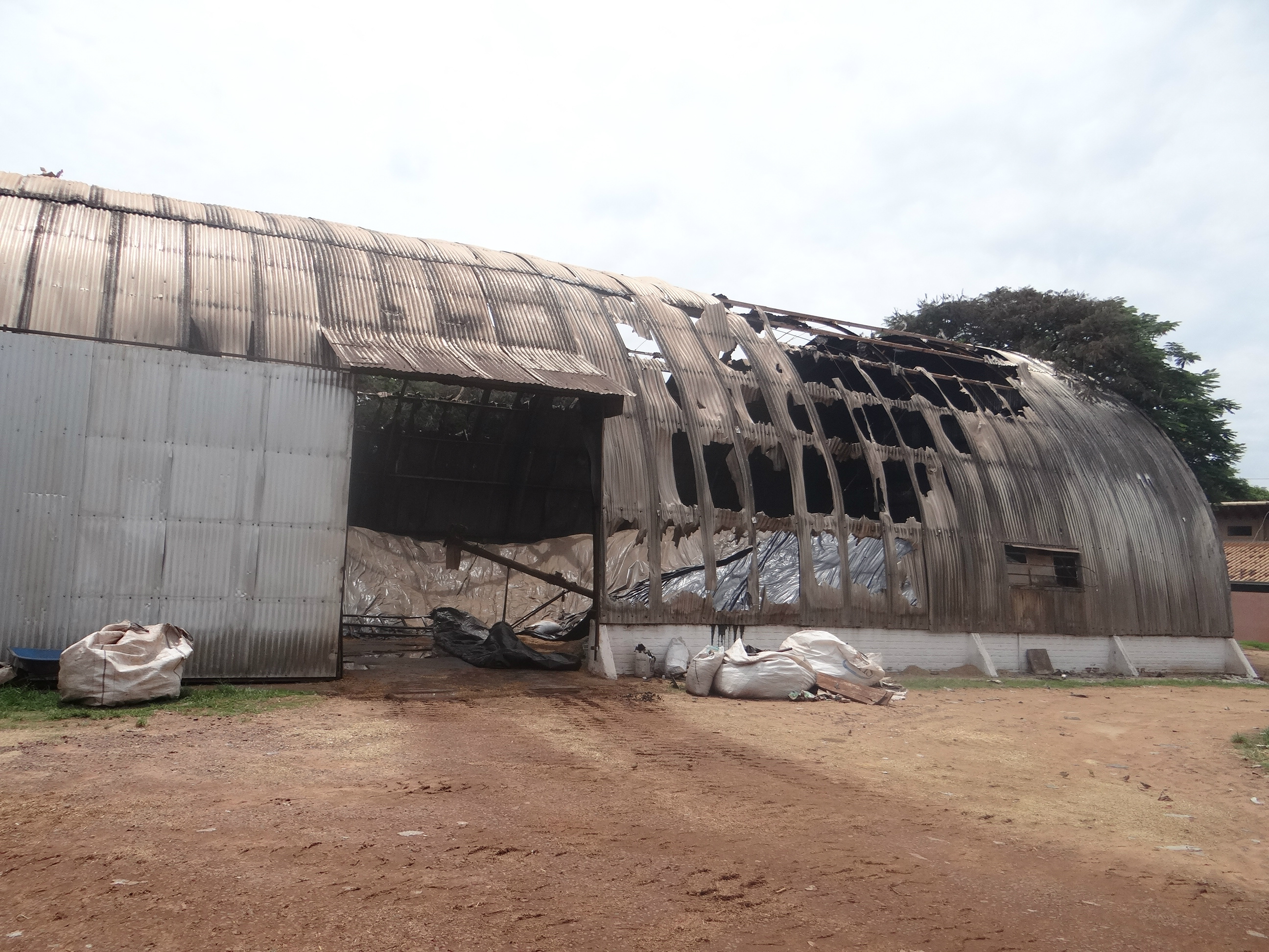 Fábrica de ração em Amambai fica destruída após incêndio O incêndio no moinho, localizado na vila Cassiano Marcelo, teve início após um provável curto circuito na fiação / Foto: Moreira Produções