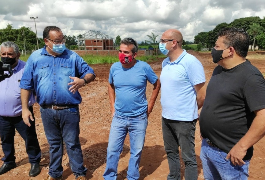 Prefeitura de Amambai anuncia recursos para drenagem na região do Sbarros E/D - Presidente da Câmara, vereador Valter Brito; prefeito Dr. Bandeira; secretário de Serviços Urbanos, Runes de Oliveira; vice-prefeito Rodrigo Selhors e o assessor Alex / Foto: Decom