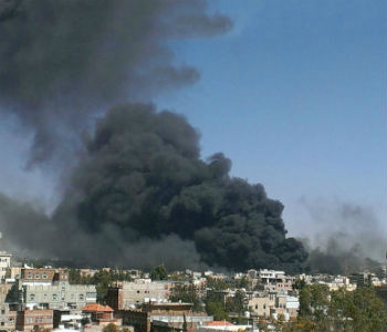 Capital do país, Sanaa, após ataques aéreos. Foto: Almigdad Mojalli/Irin