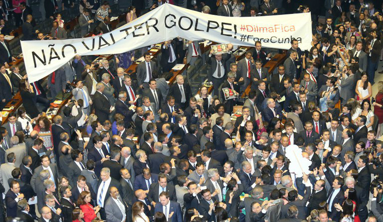 O impeachment está suspenso. E agora? Deputados governistas protestam contra o que avaliam ser um golpe da oposição Foto: Divulgação