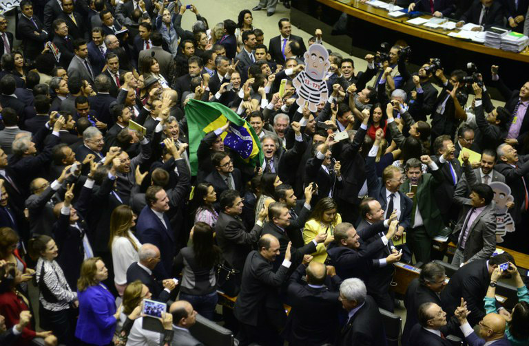 O impeachment está suspenso. E agora? Com um boneco de Lula vestido de presidiário, oposição celebra vitória na eleição da Comissão Especial do Impeachment (Gustavo Lima / Câmara dos Deputados)