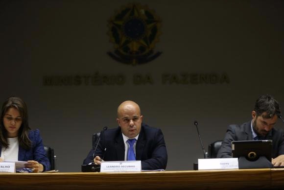 Brasília - Tesouro divulga o relatório da dívida pública de junho. Na foto, da esquerda para a direita: Lena Carvalho, Coordenadora-Geral de Planejamento Estratégico da Dívida Pública; Leandro Secunho, Coordenador-Geral de Operações da Dívida Pública e André Proite, Coordenador-Geral de Controle da Dívida PúblicaJosé Cruz/Agência Brasil