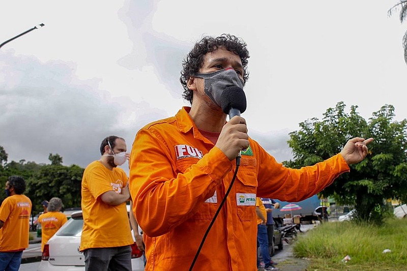 Os petroleiros apontam para jornadas exaustivas, exposição e contaminação ao novo coronavírus e transferências compulsórias - Foto: Nádia Nicolau / Mídia NINJA