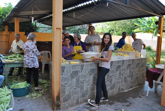 Equipe da Igreja Batista Central trabalhando para a realização da 3ª Festa do Milho. Foto: Moreira Produções.