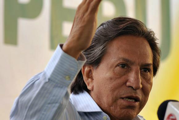 Peru dará US$ 30 mil a quem ajudar na captura do ex-presidente Alejandro Toledo O ex-presidente Alejandro Toledo é acusado de receber 20 milhões de dólares para favorecer a Odebrecht na concessão para construir a rodovia interoceânica, que liga o Peru ao Brasil(Foto: CRIS BOURONCLE / AFP)