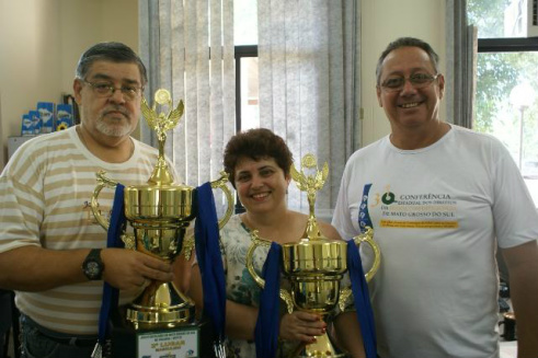 Amambai recebe taça de campeã do voleibol masculino do JEMS 2012