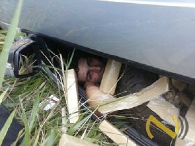 Amambai - Goiano tenta fugir do DOF e tomba veículo roubado carregado de maconha