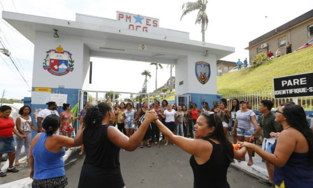 Mulheres de policiais protestam na porta do quartel / Foto: Divulgação