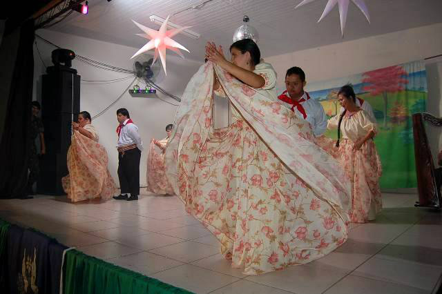A representante da 8ª região na categoria danças folclóricas é Coronel Sapucaia, que realizou ama dança típica da cultura paraguaia.