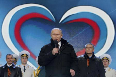 O presidente da Rússia, Vladimir Putin, discursa para o público durante um concerto e um ato chamado 