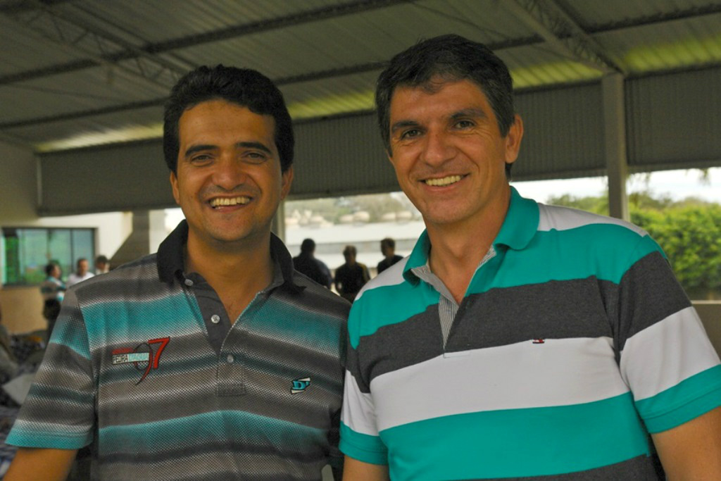 Adilson Ruis (E) e Edimilson Sanches, rotarianos do Rotary Club de Amambai.
