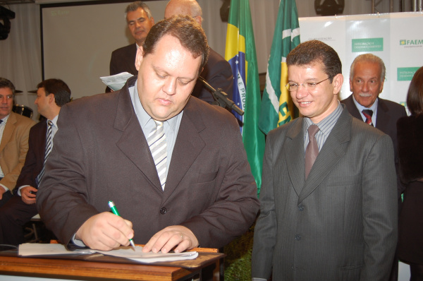 Presidente da Acia toma posse como diretor da Faems Lelo (E)tomou posse como diretor da Regional Sul Fronteira da Federação das Associações Comerciais de Mato Grosso do Sul.