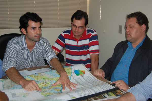 Acia participa da campanha para asfaltamento da rodovia MS 389 Wesley Nogueira de Lima (D), Erny Agostini e Christiano Bortolotto.