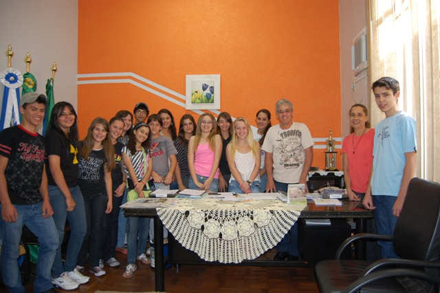 Catequizandos visitam Câmara de Amambai O grupo de catequizandos, acompanhados pela catequista Mariana Franco Quintal, com o vereador Coconho.