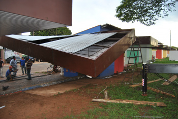 Cobertura de quiosque desaba e assusta comerciantes da praça em Amambai A cobertura do quiosque desabou na tarde de quinta-feira (8)Foto: Moreira Produções