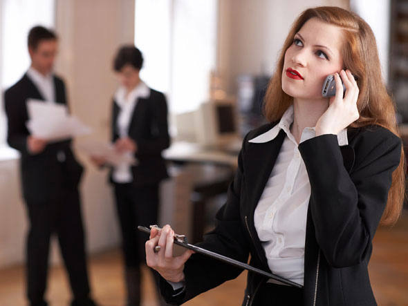 Mulher ao telefone: com o uso de documentos falsos ou roubados, os golpistas compram linhas de celulares para obter endereço e comprovar residência, por meio de correspondência.