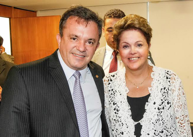 Concessão da BR-163: mais segurança e competitividade para Mato Grosso do Sul Vander e Dilma logo após a cerimônia de assinatura do contrato da BR-163
