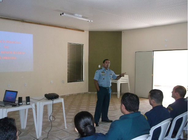 Polícia Militar realiza palestra para atualização do efetivo, em Amambai