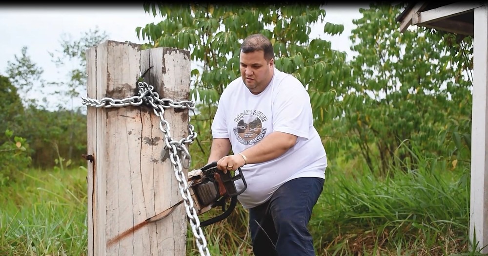 Com motosserra, deputado de Roraima derruba bloqueio em terra indígena O deputado estadual Jeferson Alves (PTB) cortou na sexta-feira (28) a corrente que controla o tráfego entre os estados de Roraima e do Amazonas, na Terra Indígena Waimiri Atroari / Foto: Divulgação/Facebook Jeferson Alves