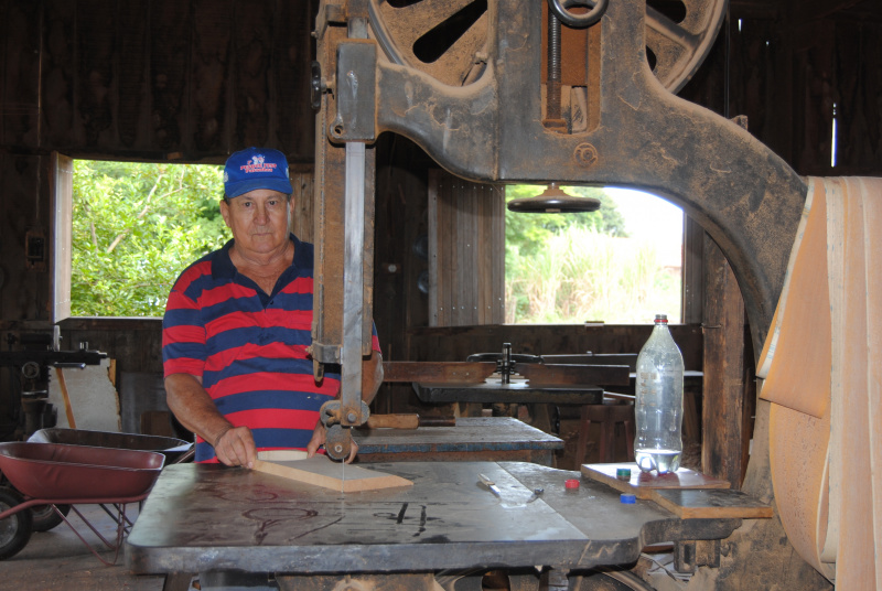 Dia do Marceneiro (19/03) - "Tudo ao gosto do freguês." Otogamis é proprietário da Marcenaria do Toga / Foto: Moreira Produções