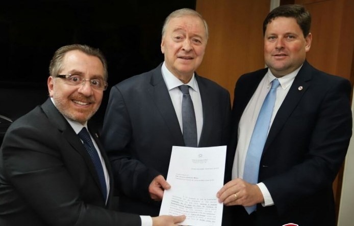 Amambai terá 3ª vara da Comarca O presidente do TJ/MS desembargador Divoncir Maran (centro), durante recepção ao presidente da OAB/MS, Dr. Mansour Elias e ao presidente da 10ª Subseção da OAB em Amambai, Dr. Rodrigo Simões na tarde dessa segunda-feira (26) / Foto: Divulgação