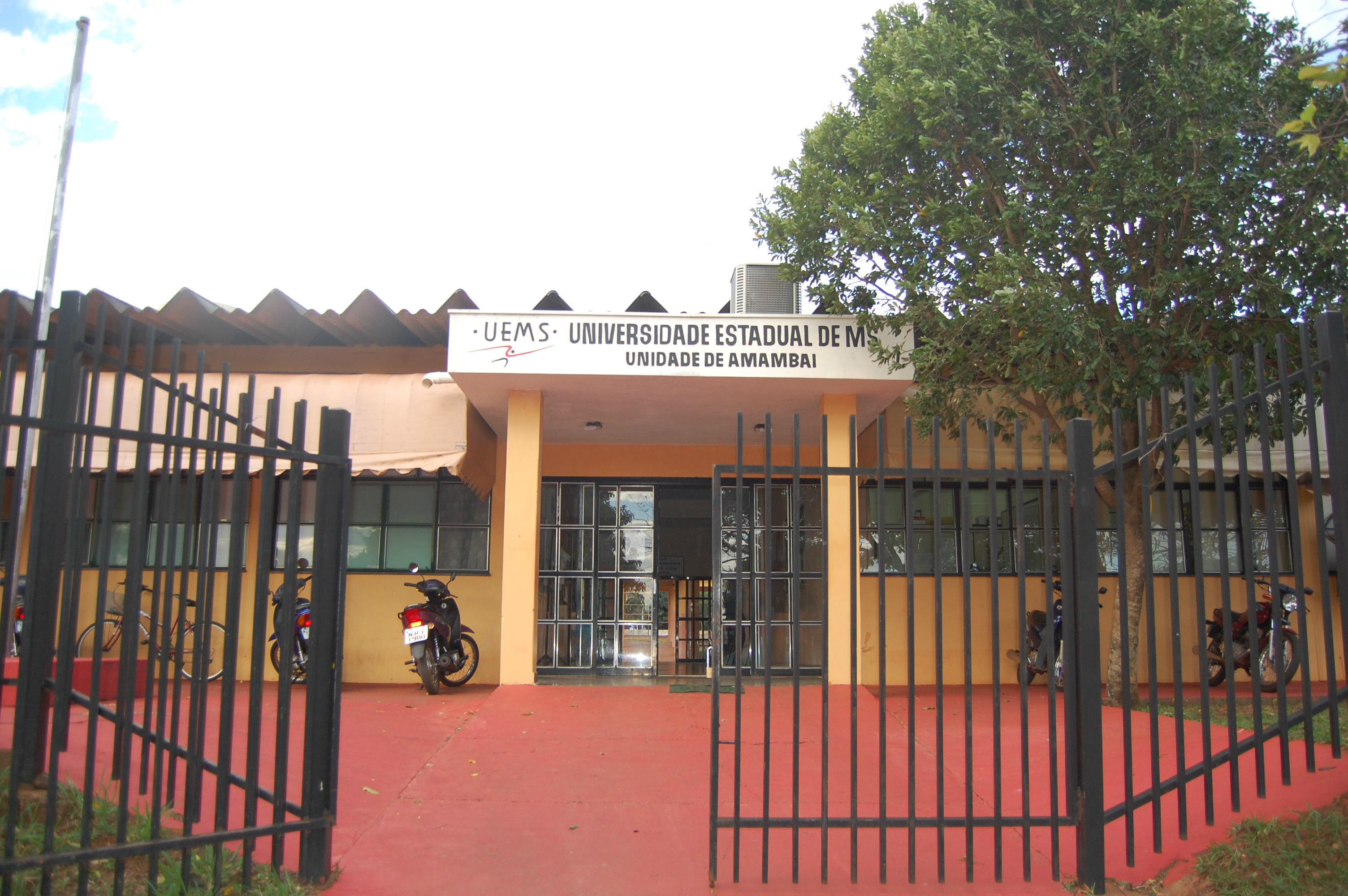 UEMS de Amambai  divide  o prédio com  a escola Dom Aquino Corrêa; em 2015, esta situação mudará. / Foto: Moreira Produções