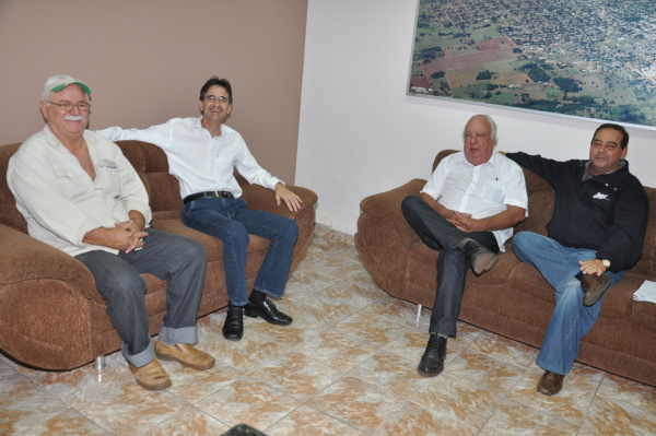 Central de recebimento de embalagens de agrotóxicos será inaugurada em Amambai Prefeito Dirceu Lanzarini juntamente com a equipe da Asfron, que terá uma central de recolhimento de embalagens de agrotóxicos em Amambai.