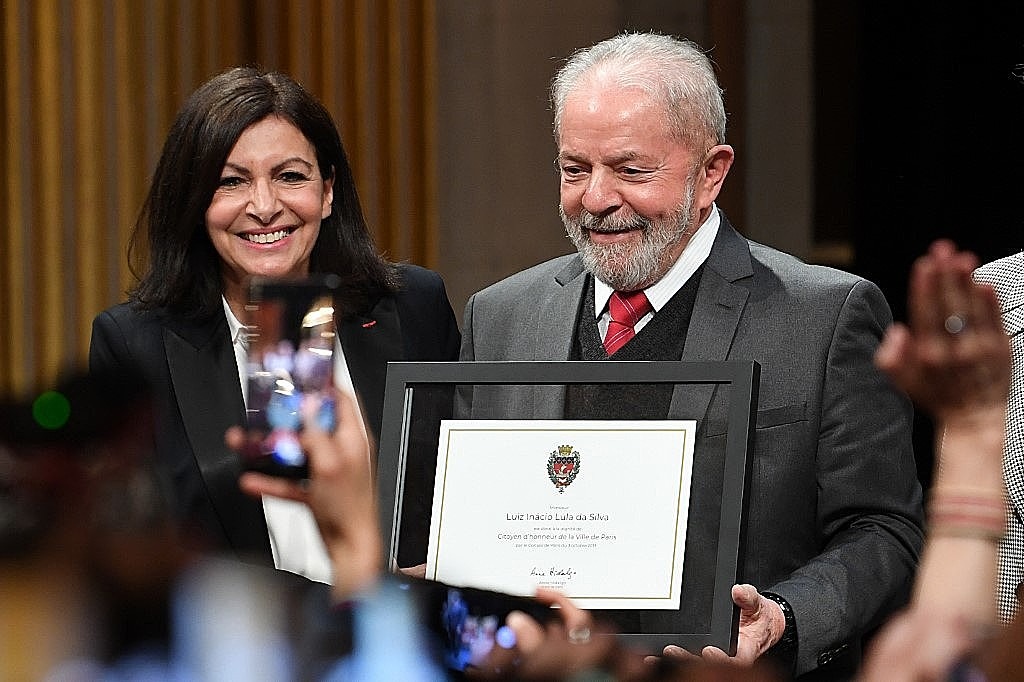 Na França, Lula recebe título de Cidadão Honorário de Paris A prefeita de Paris, Anne Hidalgo, entregou a honraria ao ex-presidente Lula