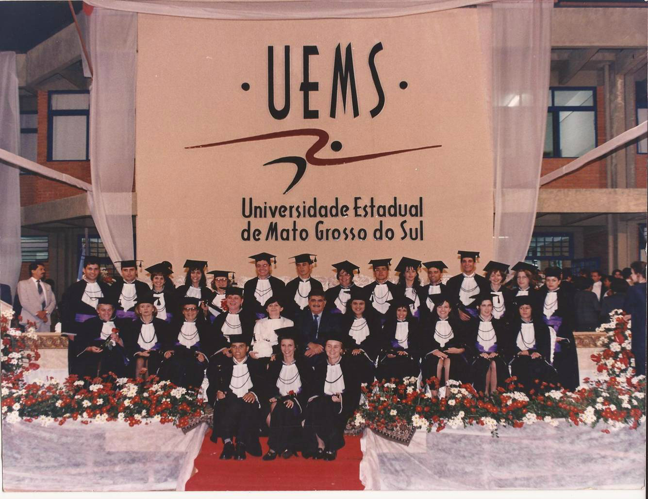 Primeira turma de formando da UEMS; em 1998.