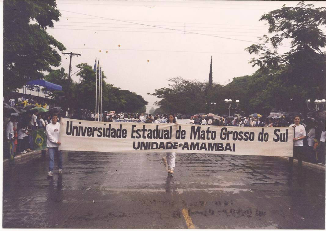 Desfile da UEMS durante o dia 7 de setembro.