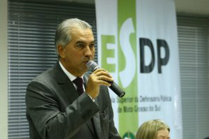 Reinaldo se reunirá com ministros da Bolívia para discutir crise do gás Governador Reinaldo Azambuja, que vai a reunião em Corumbá com ministros da Bolívia (Foto: André Bittar)